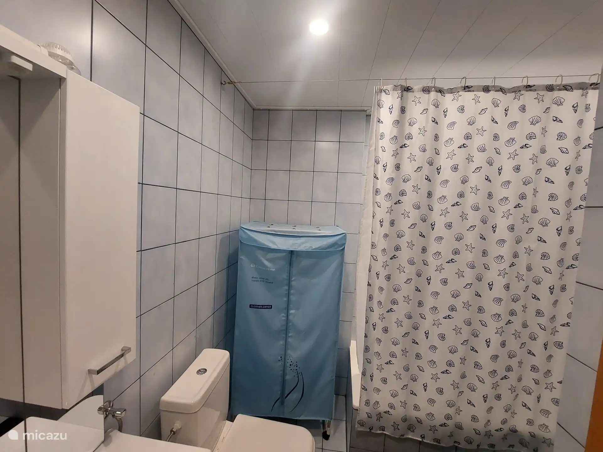 Salle de bain avec sèche-linge