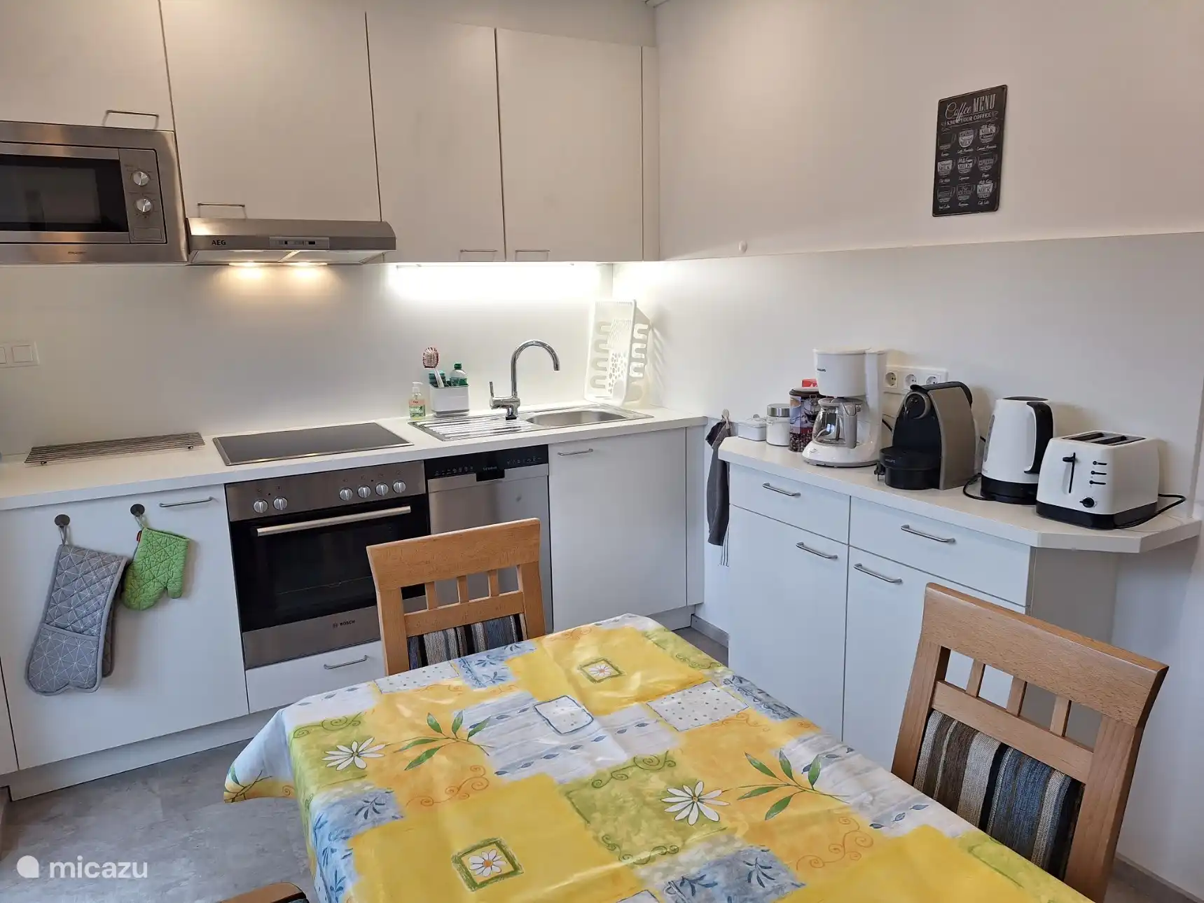 Cuisine entièrement équipée avec lave-vaisselle, hotte aspirante, plaque de cuisson, micro-ondes, four, machine à café, machine Nespresso, grille-pain et bouilloire électrique