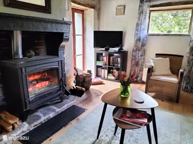 Domaine Pouzoult, Gîte l'Escalier | France, Indre, Sazeray - gîte / cottage Envie de regarder la télévision le soir ? Ou préférez-vous lire un livre ?