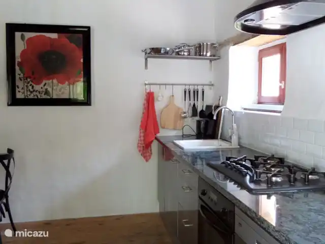 Domaine Pouzoult, Gîte l'Escalier | France, Indre, Sazeray - gîte / cottage La cuisine bien équipée avec lave-vaisselle, plaque de cuisson et four/micro-onde encastré
