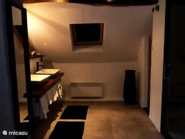 Domaine Pouzoult, Gîte l'Escalier | France, Indre, Sazeray - gîte / cottage Salle de bain très spacieuse avec grande douche pluie et toilettes séparées