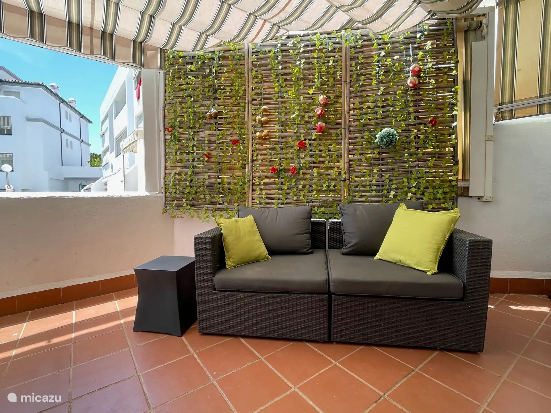Terrasse mit Lounge-Sofa