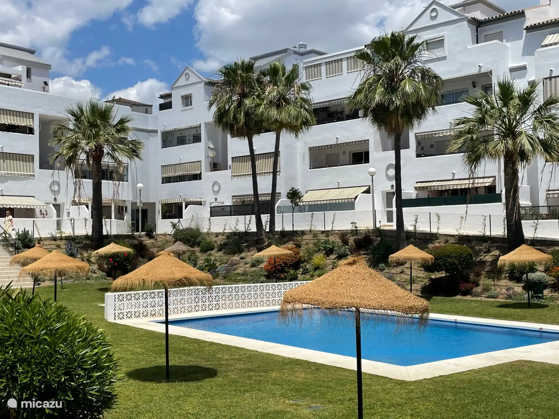 Garten mit Sonnenschirmen