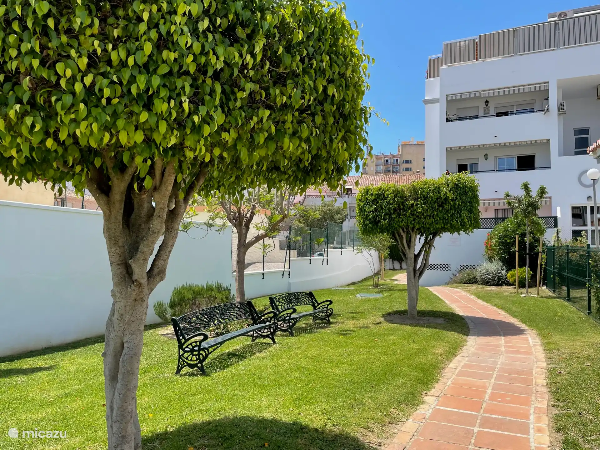 Durch den Garten gibt es einen Seitenausgang zum Meer und Strand