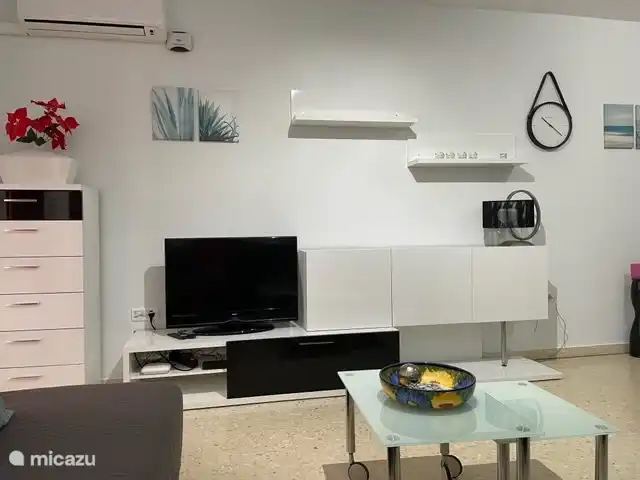 Wandschrank mit Smart-TV