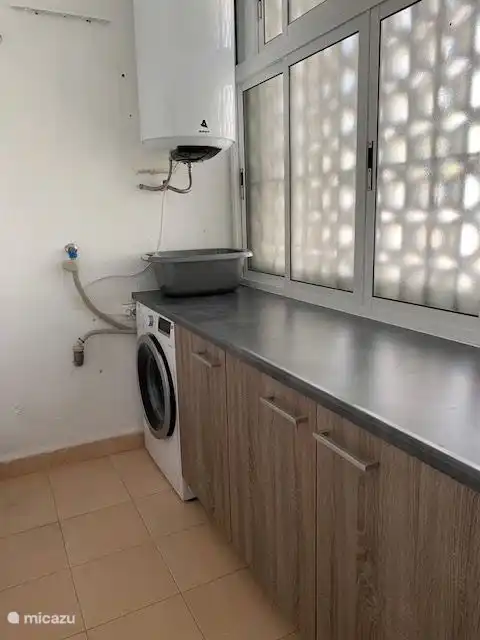 Hauswirtschaftsraum mit Waschmaschine