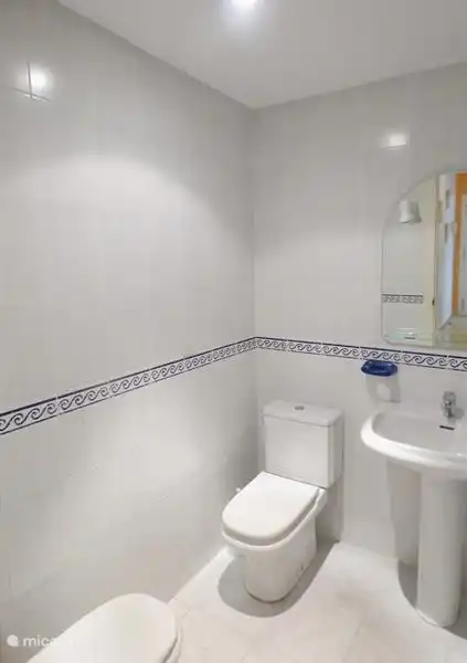 Badezimmer 2 mit WC, Waschbecken und Badewanne