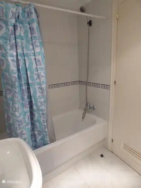 Badezimmer 2 mit Badewanne, WC und Waschbecken