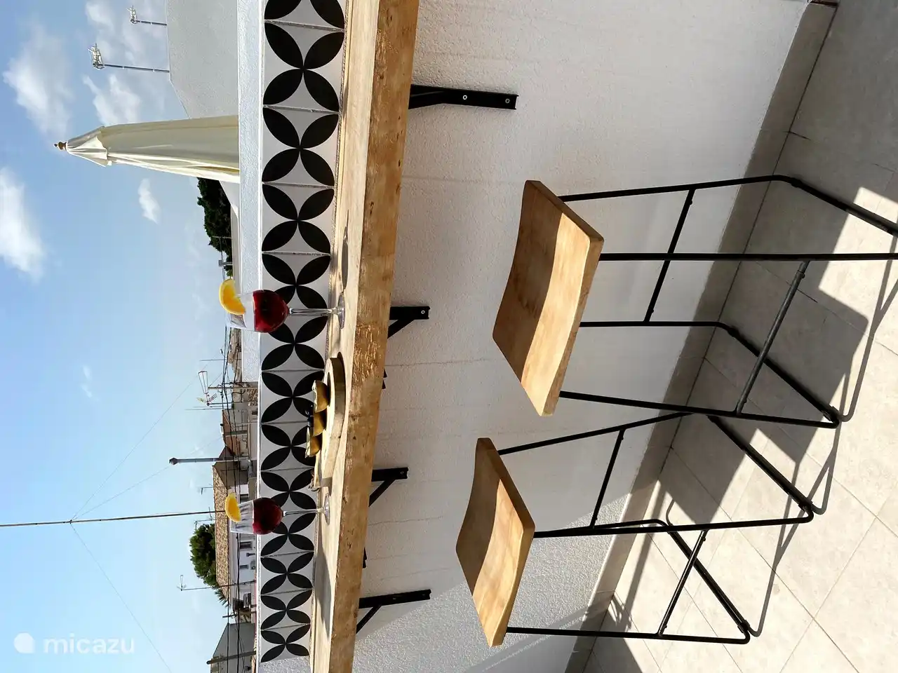 De bar op ons dakterras, met zicht op het dorpje met oude huizen