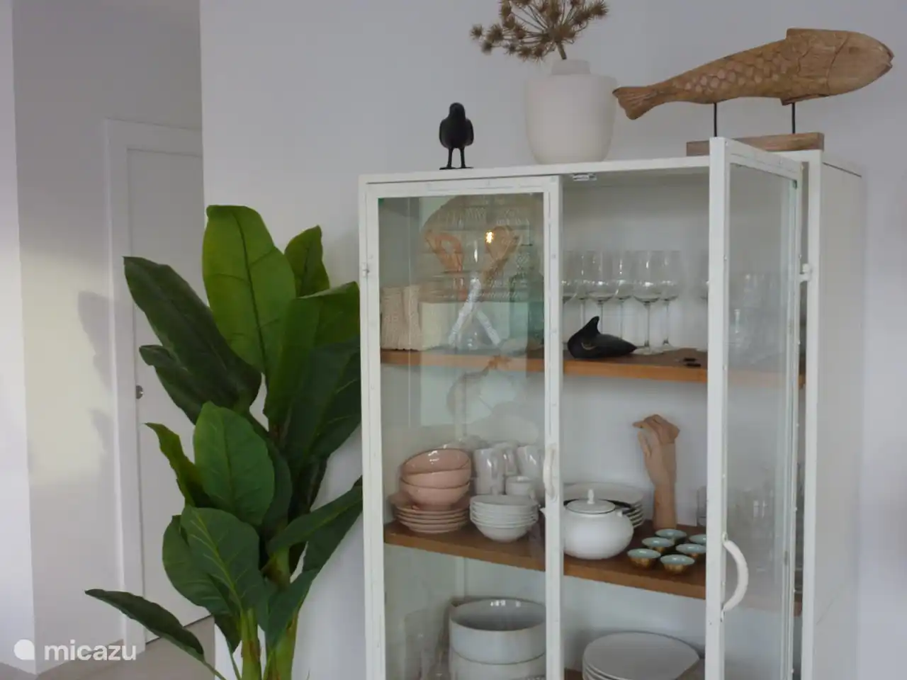 servieskast in de woonkamer