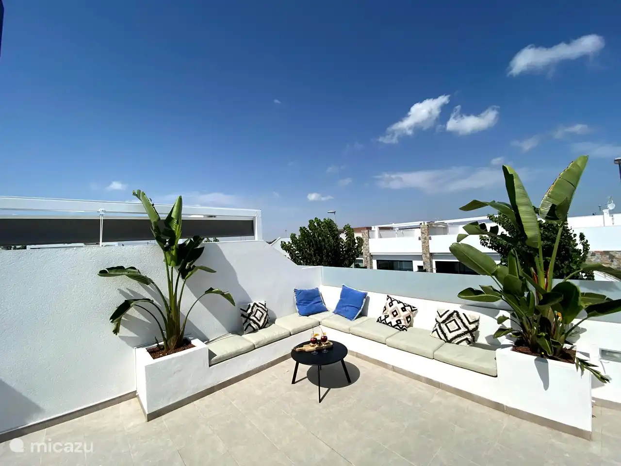 De loungebank op het dakterras, lekker van de zon genieten met een drankje