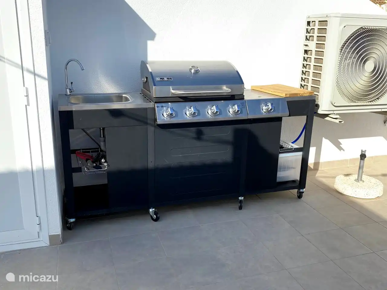 De buitenkeuken met barbecue