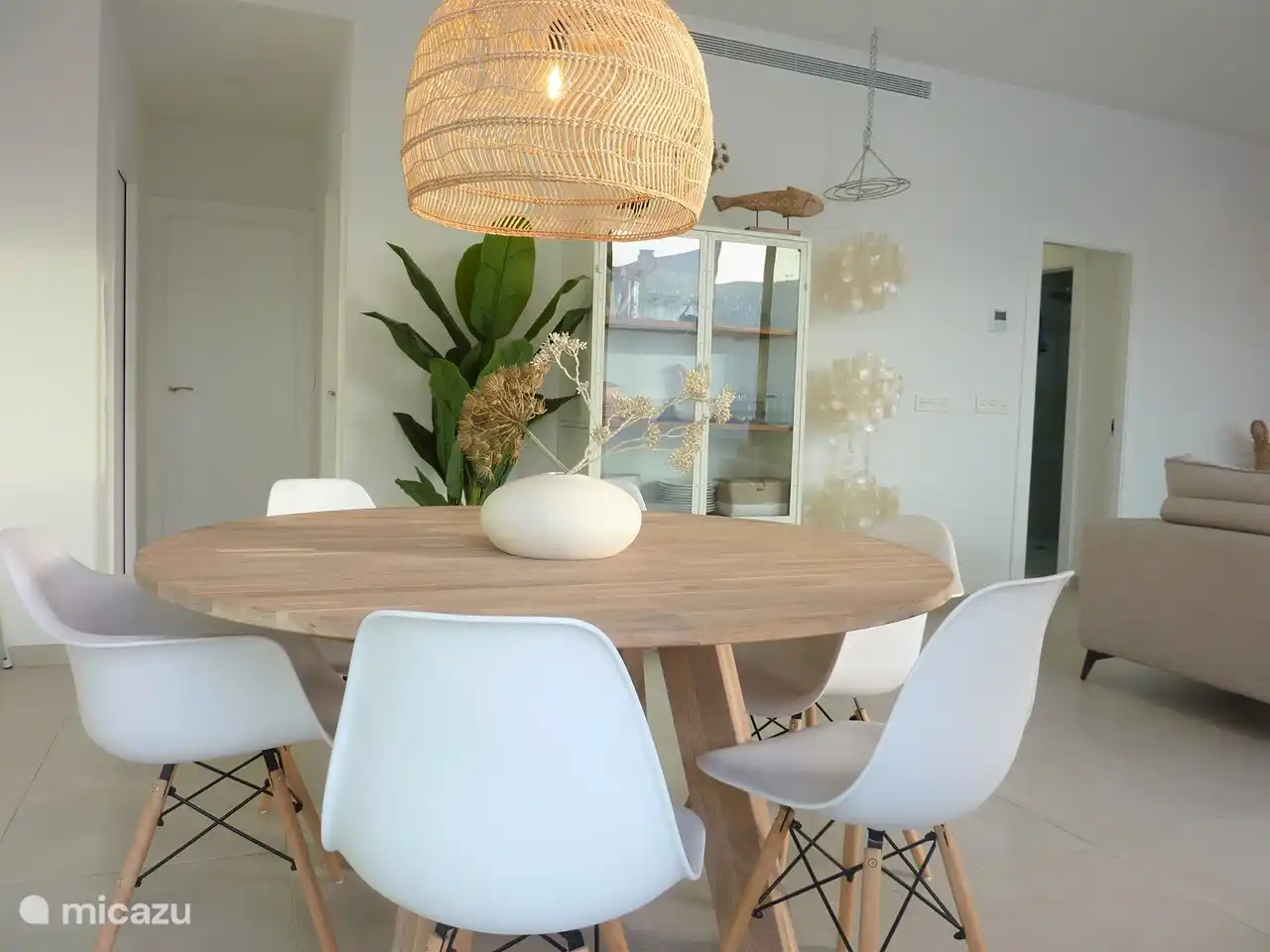 De sfeervolle eethoek met ronde tafel voor 6 personen