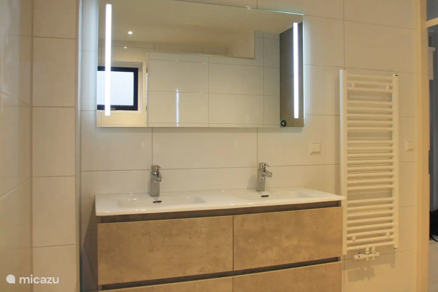 Badezimmer mit Dusche im Erdgeschoss