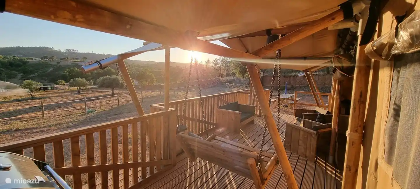 Entspannen Sie sich im Schaukelstuhl auf der Terrasse