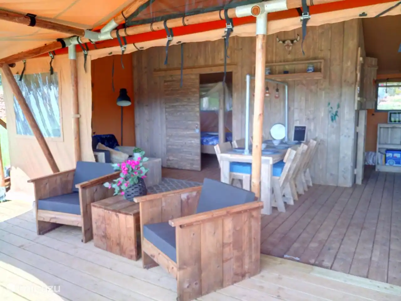 De gehele voorzijde van de lodge kan open zodat binnen en buiten open is.