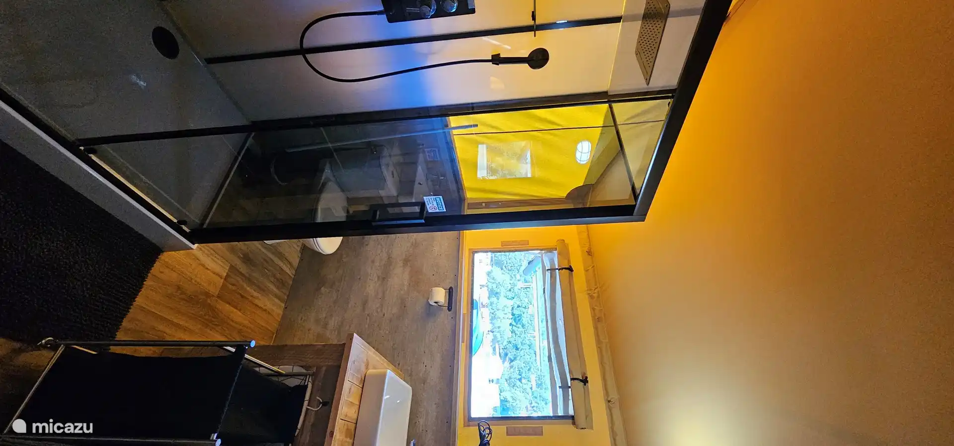 Badkamer met heerlijk hete stort douche