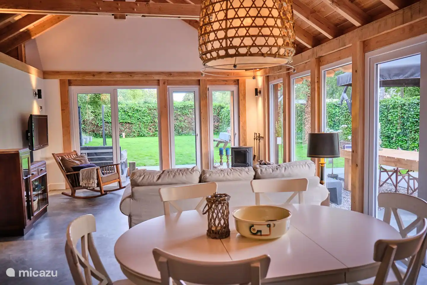 Das Wohnzimmer und der Esstisch