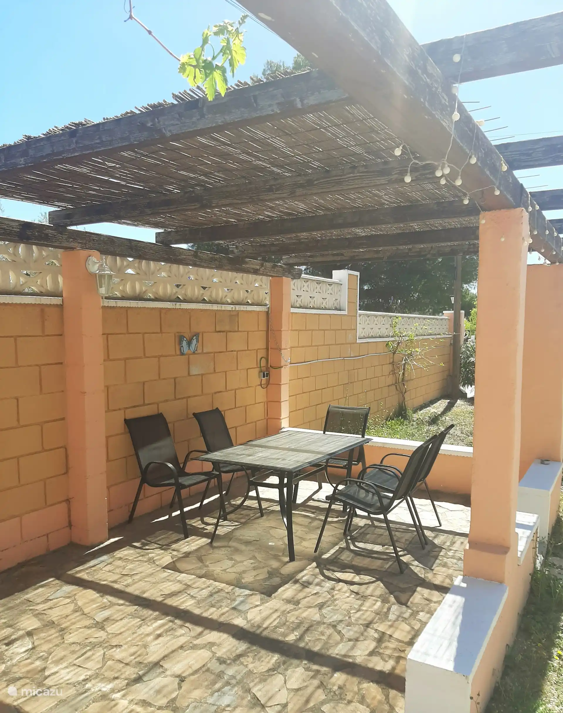 Comer al aire libre en la terraza