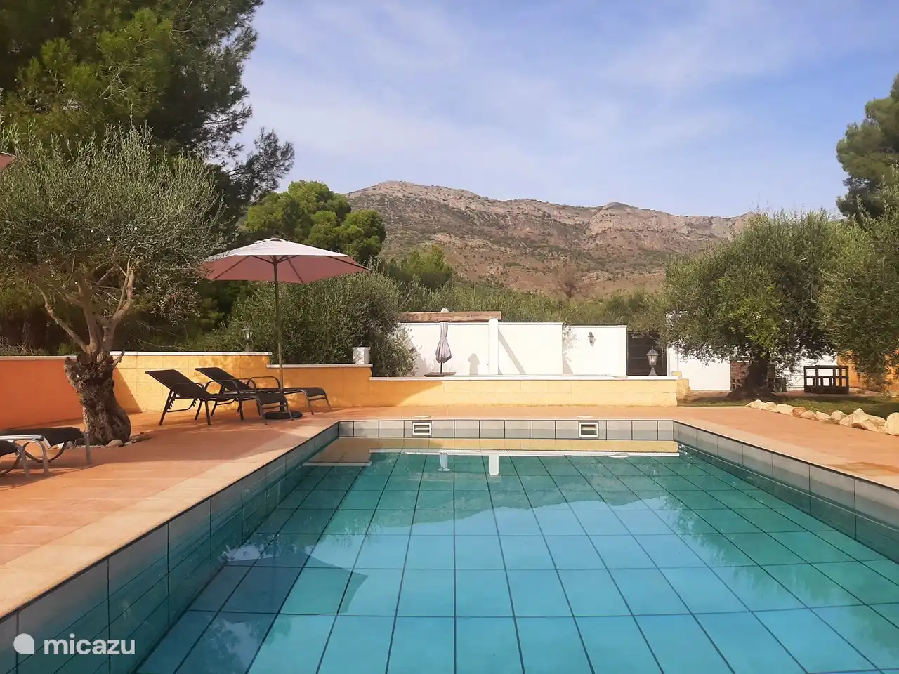 Desde la piscina, que se volvió a alicatar en mayo de 2022, se tiene una vista fantástica de la sierra de Benicadell.