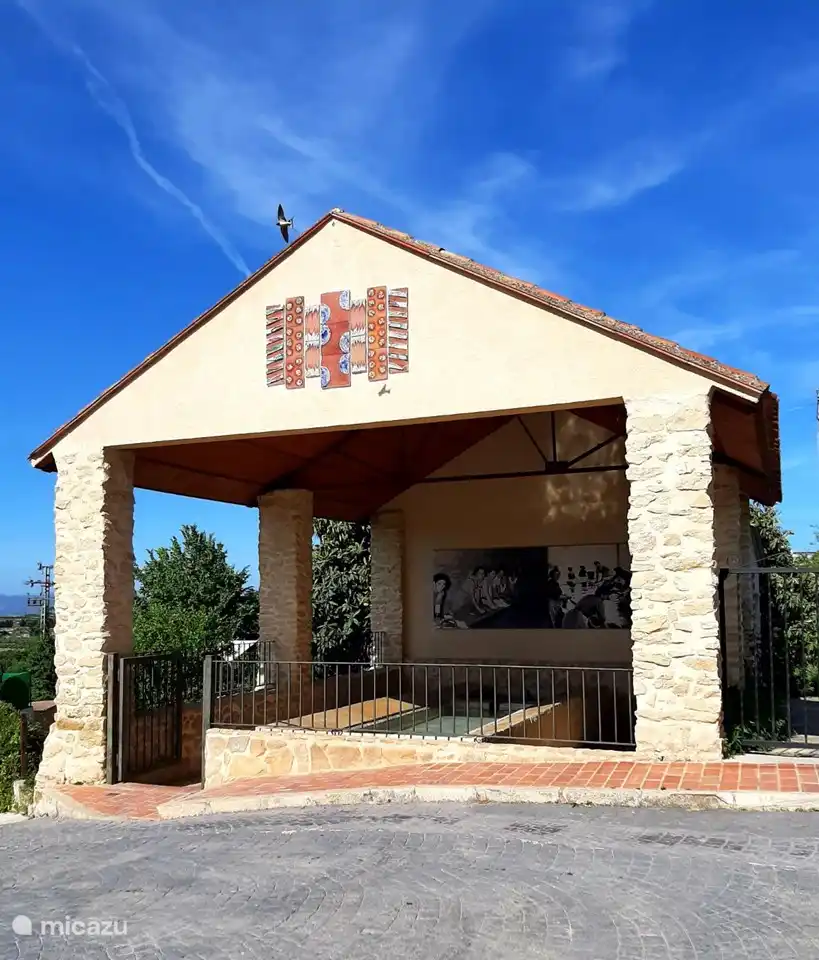 Antiguo lavadero muy bien mantenido en el pueblo de montaña de Carricola, con imágenes de cómo solían ser las cosas.