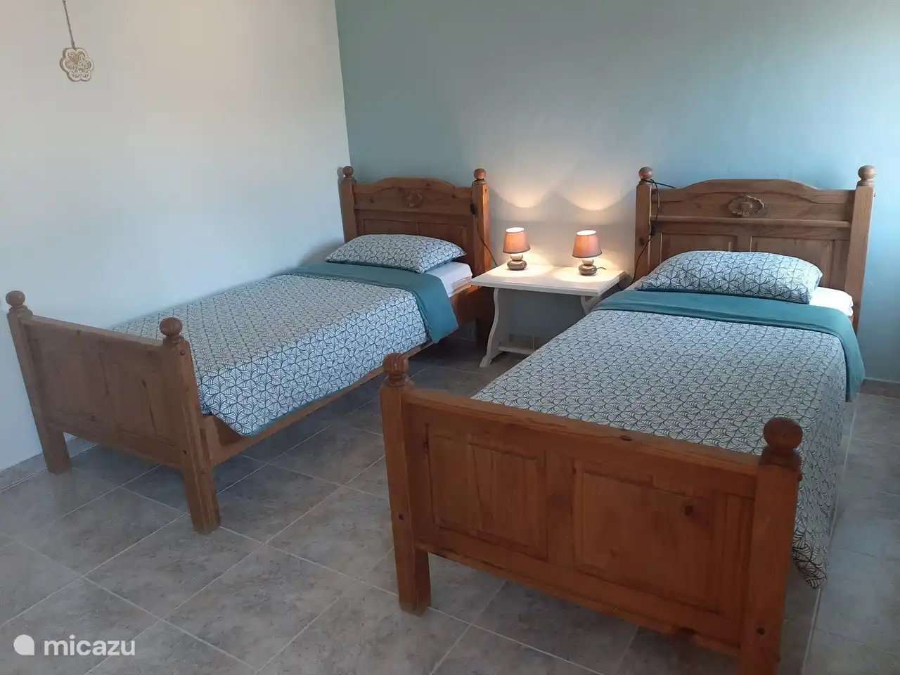 Un dormitorio espacioso. Es posible colocar una cama supletoria en esta habitación.