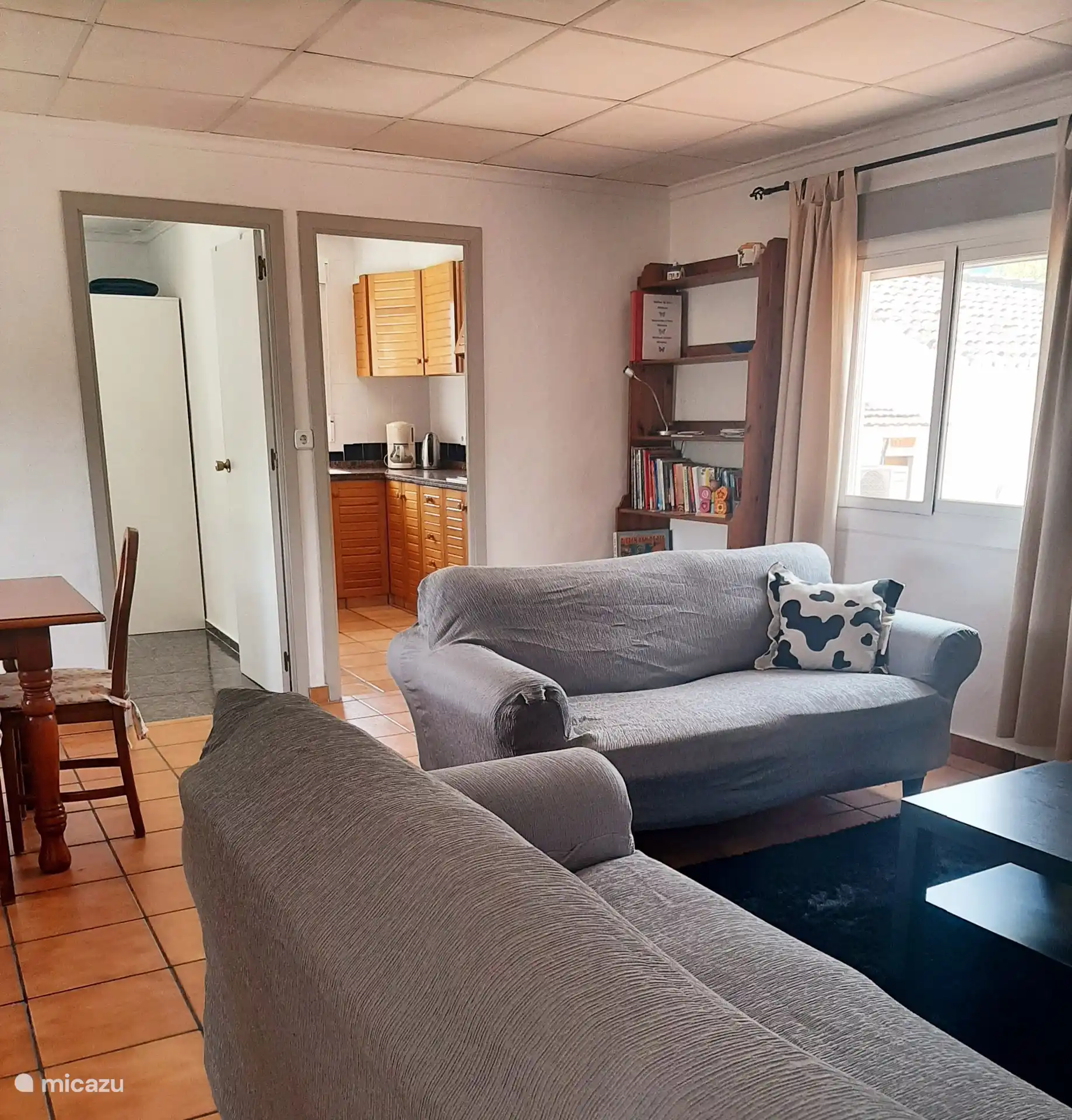 La sala de estar con vista a la cocina.