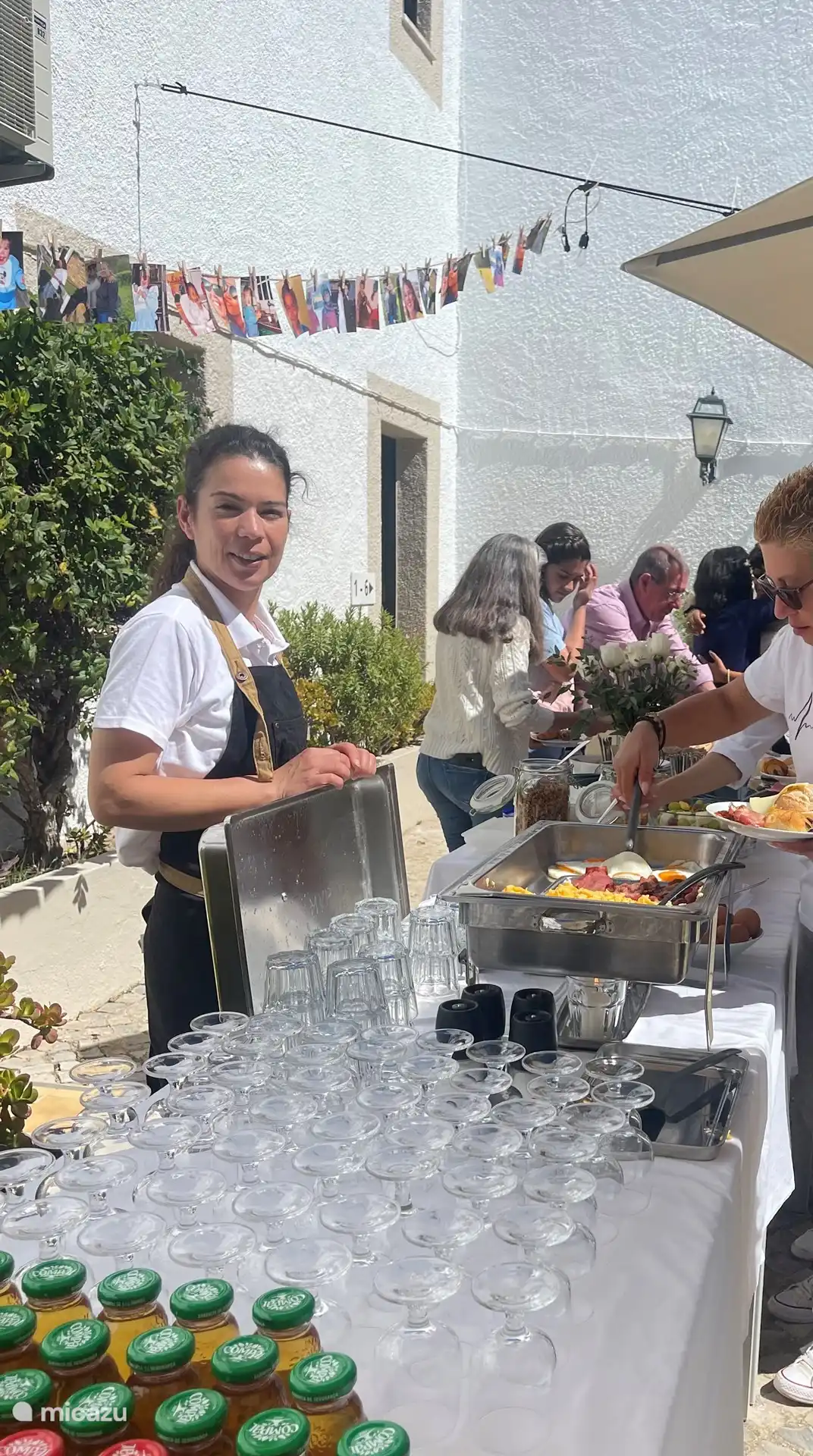 Brunch al aire libre junto a la piscina
