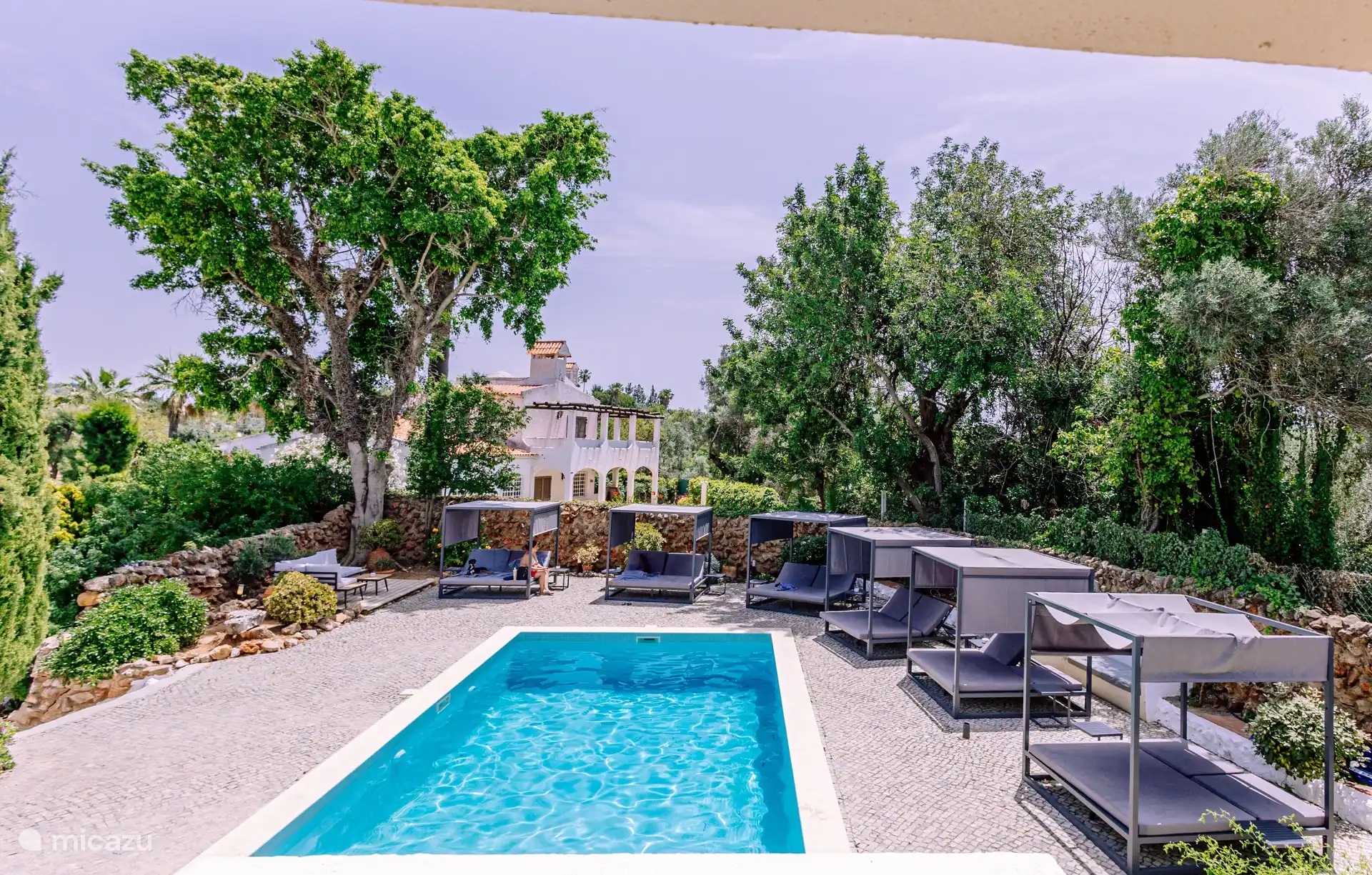 Schöne Sonnenliegen rund um den Pool