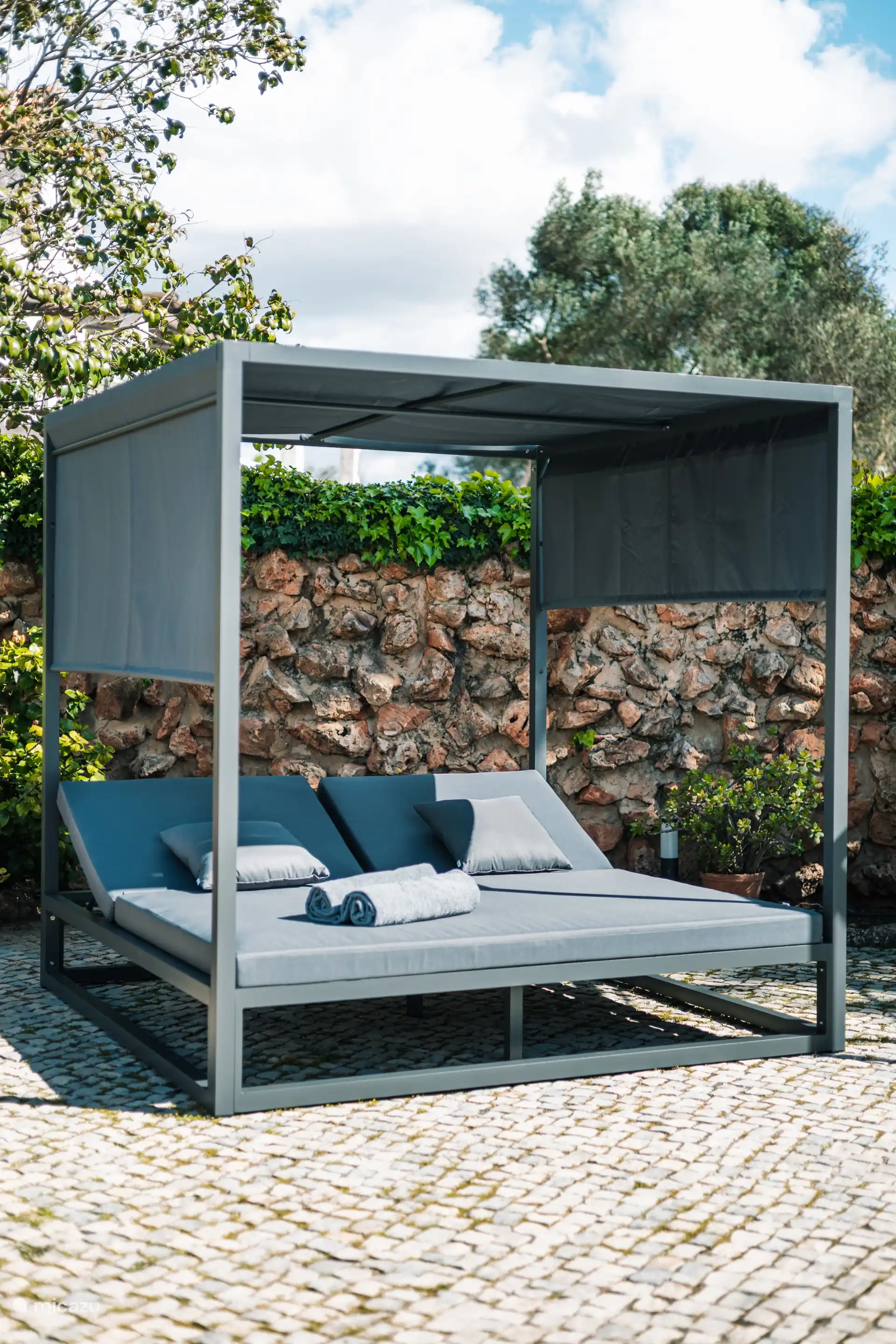 Schöne Sonnenliegen am Pool