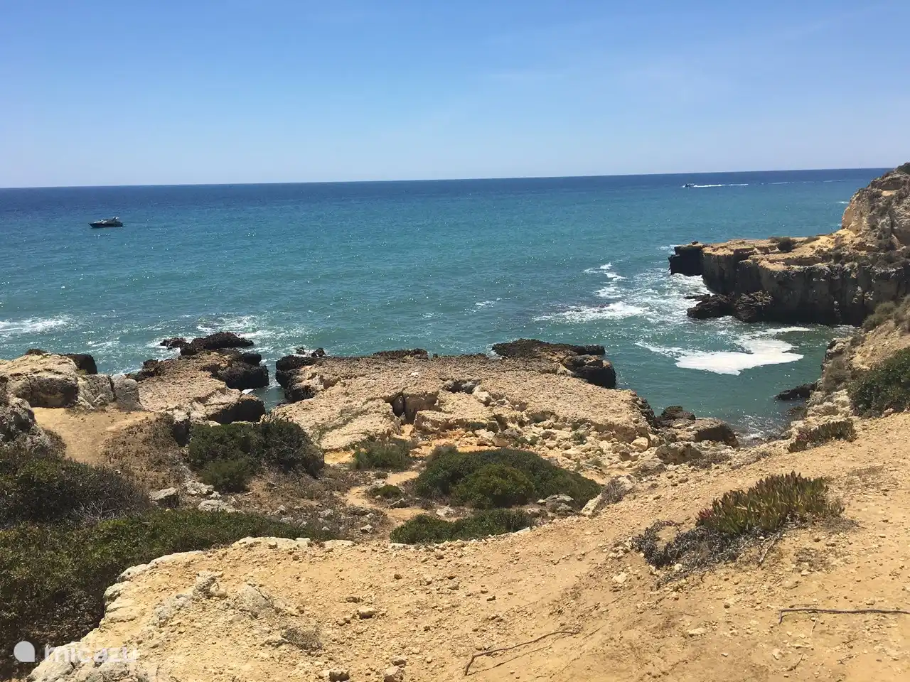 Die ersten felsigen Strände, für die die Algarve so berühmt ist, sind in 15 Minuten mit dem Auto erreichbar