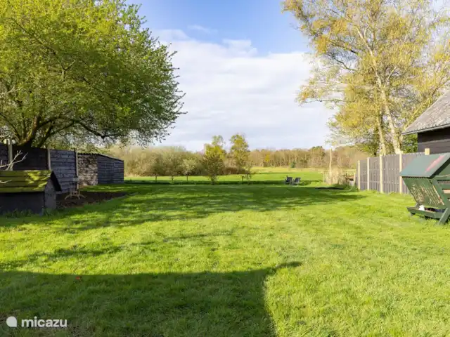 Location de Vacances Pays-Bas, Drenthe, Echten, maison de vacances - Prairie de vache de ferme Aire de jeux avec sièges au soleil ou à l'ombre