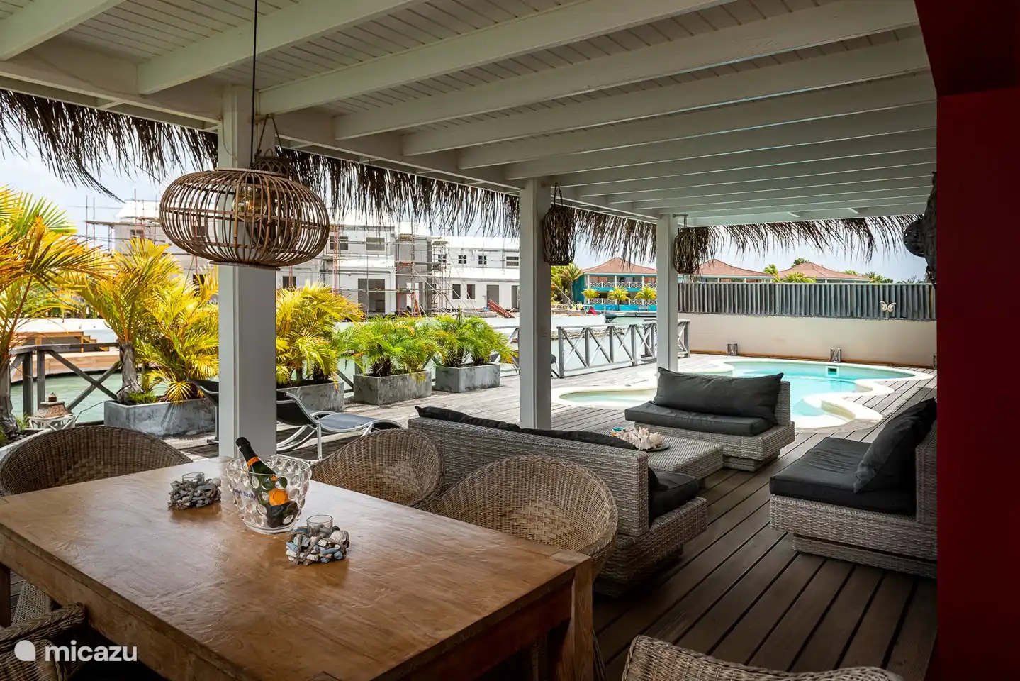 overdekte zitruimte met terras naast het water 