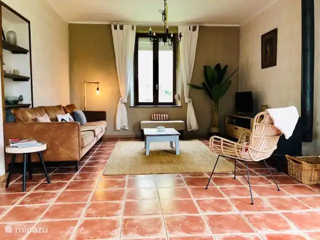 sal&#243;n con chimenea