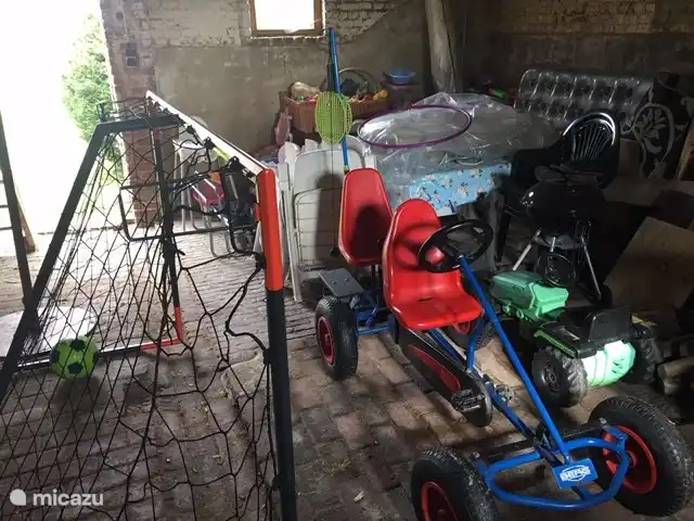 un mont&#243;n de juguetes en el granero