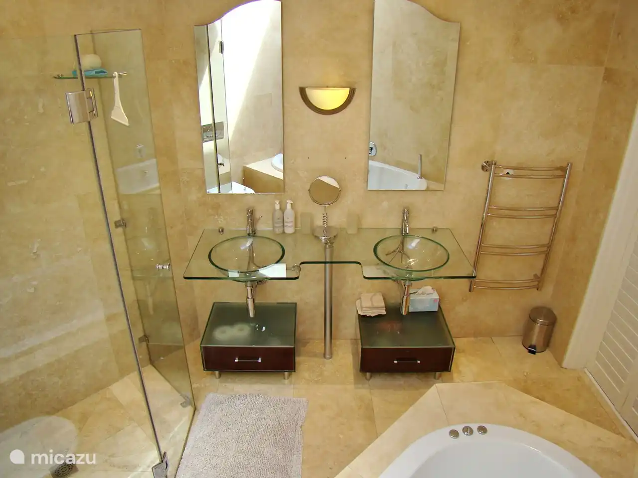 Salle de bain complète avec bain, douche et vanité double directement à côté de la chambre des maîtres