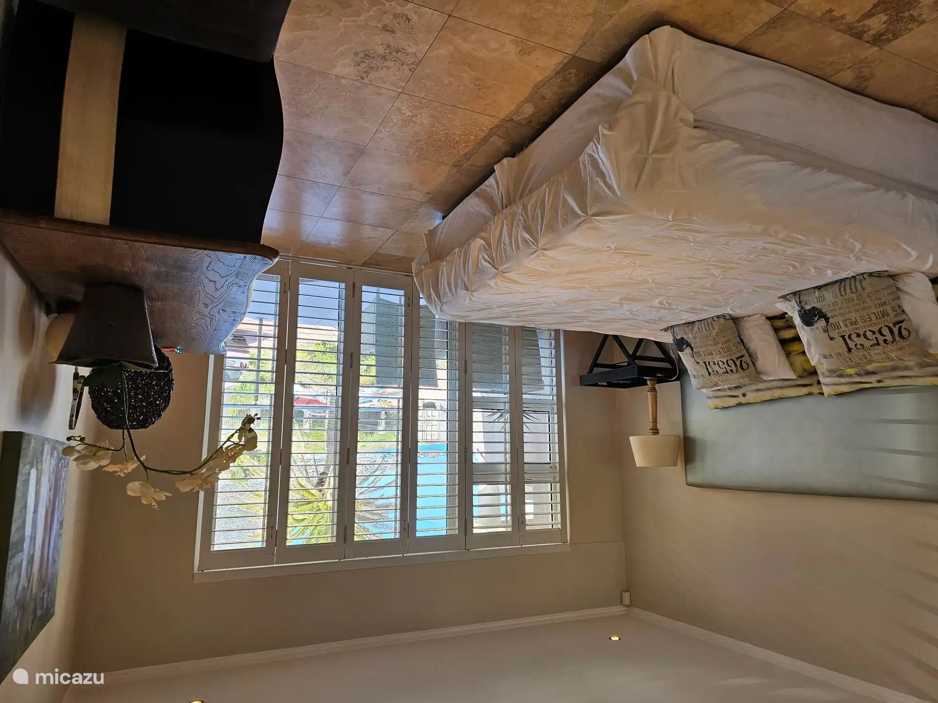 2ème chambre spacieuse au rez-de-chaussée avec 2 lits simples ou constitués en lit king size