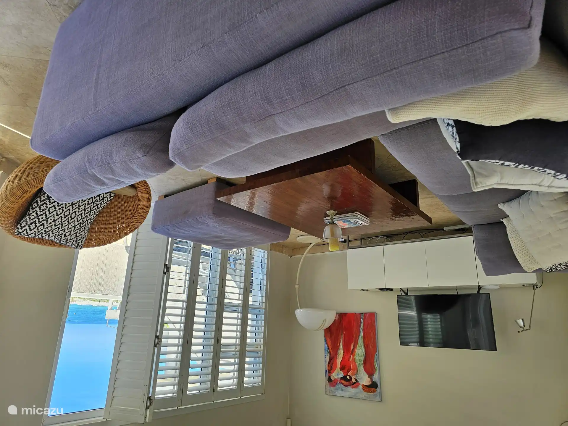 Espace de divertissement à l'étage avec salon de télévision et
balcon