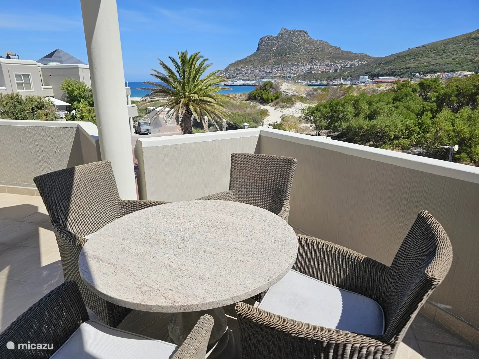 Terrasse extérieure avec vue mer