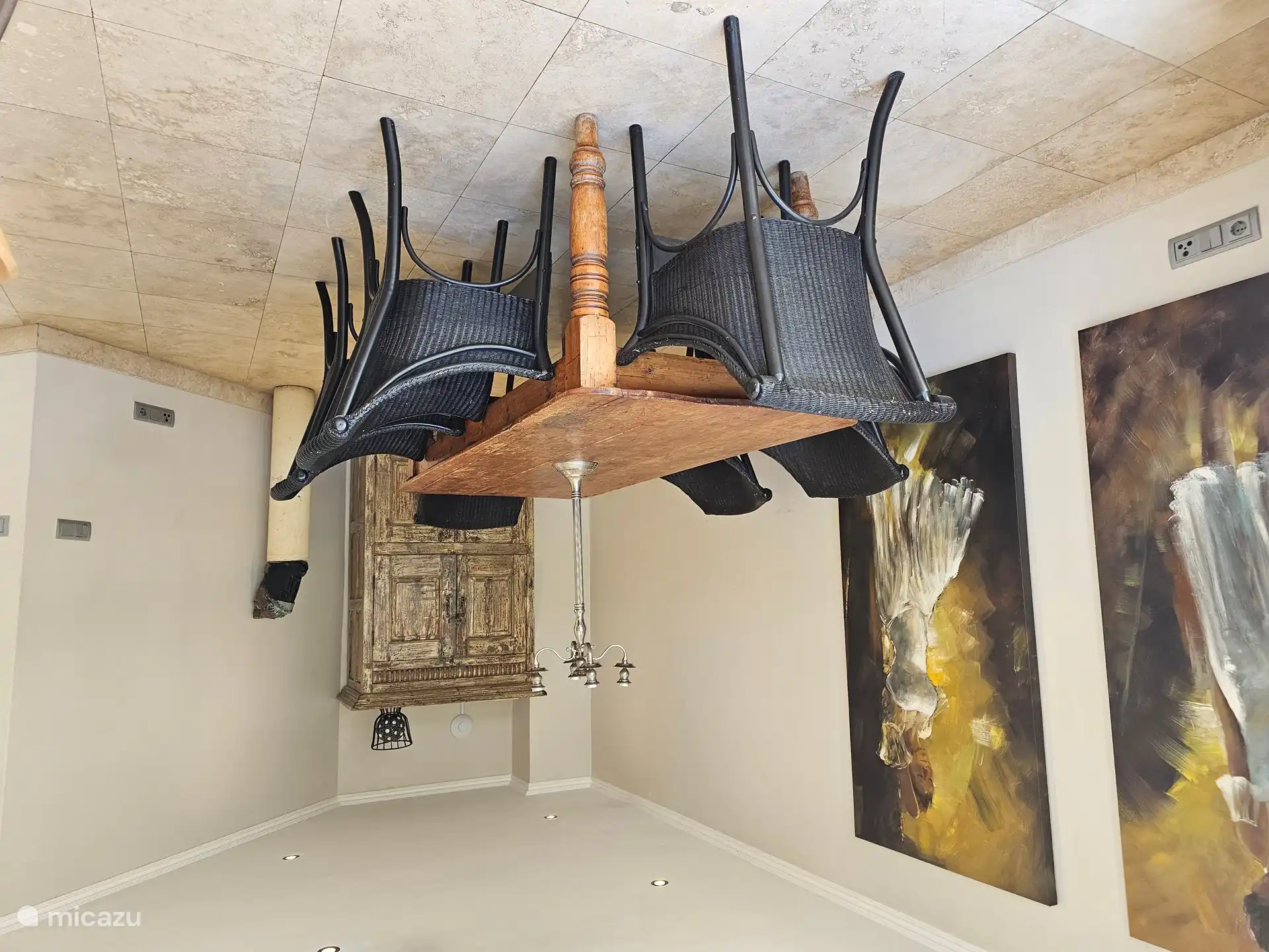 Coin repas à côté de la cuisine ouverte