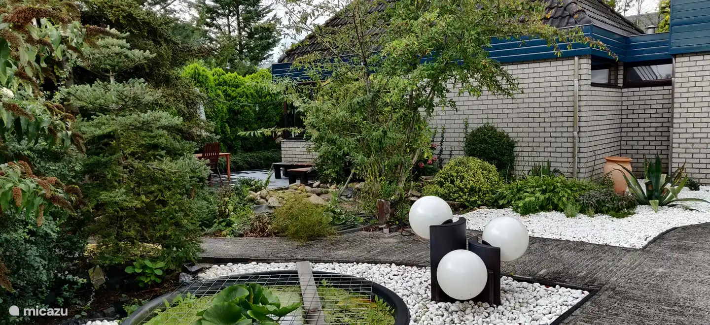 Het appartement bevindt zich in de linkervleugel van de woning.