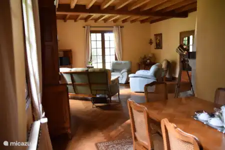Vacation rental France, Dordogne, Saint-Estèphe holiday house The yellow house near the castle