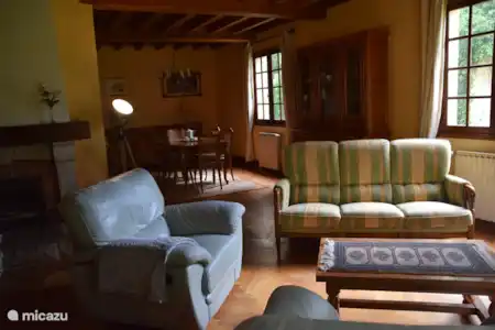 Vacation rental France, Dordogne, Saint-Estèphe holiday house The yellow house near the castle