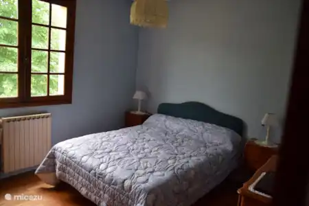 Vacation rental France, Dordogne, Saint-Estèphe holiday house The yellow house near the castle