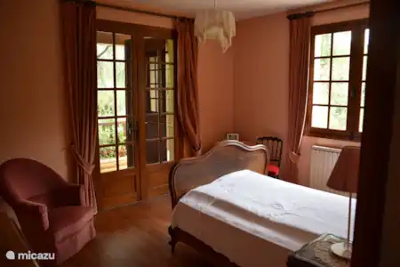 Vacation rental France, Dordogne, Saint-Estèphe holiday house The yellow house near the castle