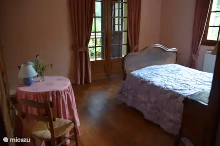 Vacation rental France, Dordogne, Saint-Estèphe holiday house The yellow house near the castle