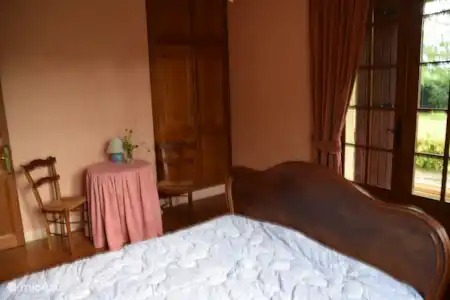 Vacation rental France, Dordogne, Saint-Estèphe holiday house The yellow house near the castle