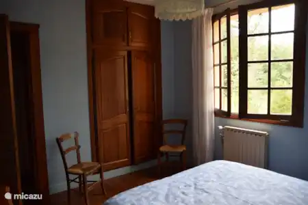 Vacation rental France, Dordogne, Saint-Estèphe holiday house The yellow house near the castle