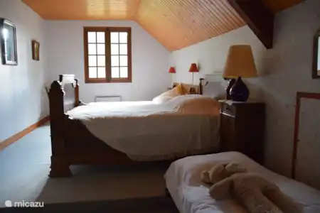 Vacation rental France, Dordogne, Saint-Estèphe holiday house The yellow house near the castle
