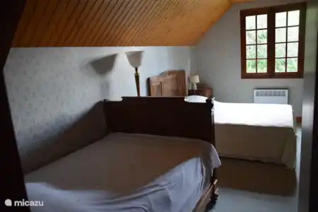 Vacation rental France, Dordogne, Saint-Estèphe holiday house The yellow house near the castle